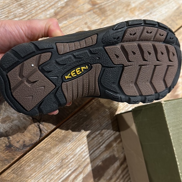 Keens Youth Unisex Sandals athletic outside pair of shoes Sz 2 - Picture 5 of 6